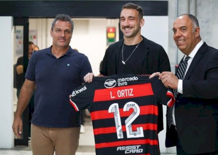 Flamengo anuncia a contratação do zagueiro Léo Ortiz