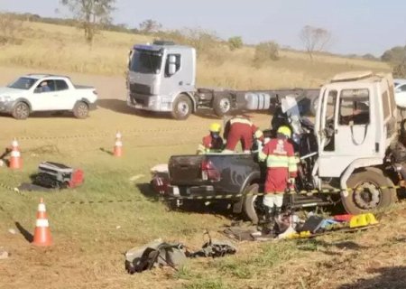 Acidente com três veículos deixa dois mortos na BR-163