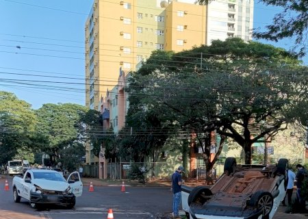 Carro Capota em Acidente de Trânsito no Centro de Dourados