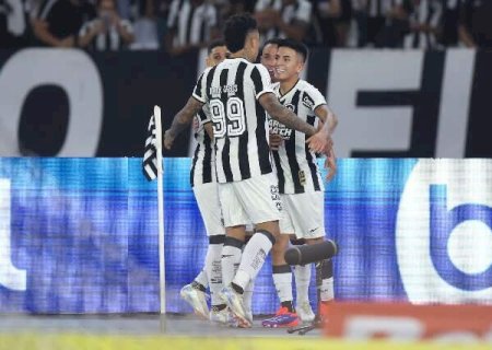 Botafogo vence mais uma e se isola na liderança do Brasileirão