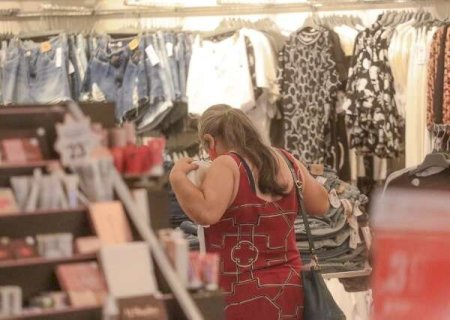 Faltando um mês para o fim do ano, intenção de compras das famílias tem queda