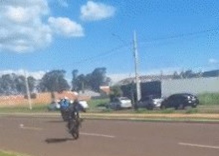 Moradora reclama de motoqueiros empinando moto e fazendo barulho em avenida