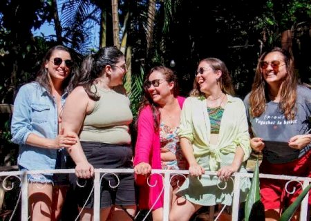 Grupo se re&uacute;ne para celebrar 15 anos de amizade que nasceu na faculdade