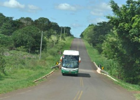&Ocirc;nibus sofre pane el&eacute;trica e colide com caminh&atilde;o na MS-040