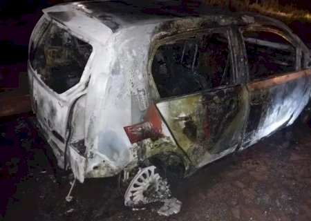 Inc&ecirc;ndio destr&oacute;i ve&iacute;culo de brasileira na fronteira com o Paraguai