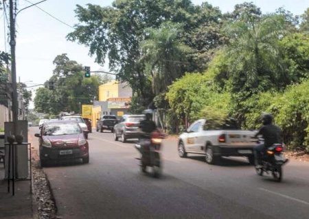 &ldquo;Falta educa&ccedil;&atilde;o&rdquo;: comerciantes reclamam de rotina de acidentes na Rua da Divis&atilde;o
