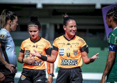 &Aacute;rbitra de MS, Daiane Muniz segue no quadro da Fifa para 2025