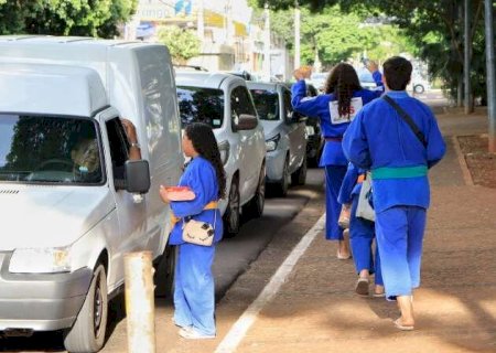 Judocas fazem "ped&aacute;gio" para arrecadar recursos e treinar em Curitiba
