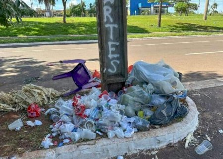 Ponto tur&iacute;stico, Afonso Pena amanhece cheia de lixo dos &ldquo;porcalh&otilde;es da virada&rdquo;