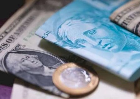Posse de Trump e leil&otilde;es do BC fazem d&oacute;lar cair 0,40% e fecha a R$ 6,04