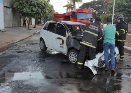 Carro comprado h&aacute; um m&ecirc;s pega fogo e fica destru&iacute;do em via p&uacute;blica