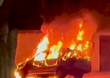 Carro fica completamente destru&iacute;do depois de pegar fogo na Vila Nasser