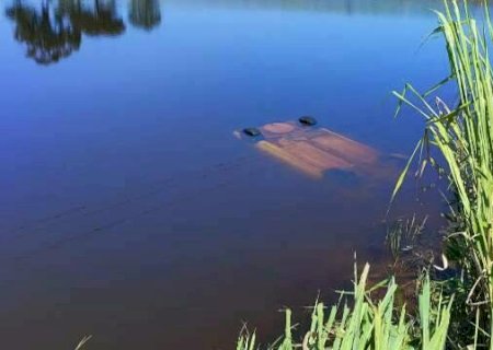 Fam&iacute;lia morre afogada ap&oacute;s carro sair da pista e cair em lagoa