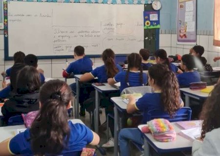 Mar&ccedil;al alega 'v&iacute;cios insan&aacute;veis' e anula licita&ccedil;&atilde;o de uniformes escolares