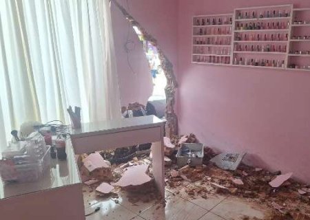 Inaugurado h&aacute; 1 m&ecirc;s, sal&atilde;o tem fachada destru&iacute;da por motorista
