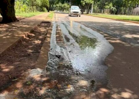 Esgoto vaza por dois dias em avenida do Parque dos Poderes