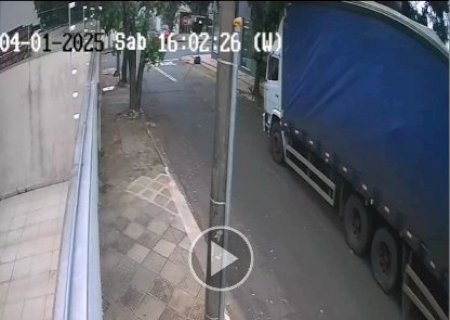 Caminh&atilde;o arranca fios e galhos em Campo Grande