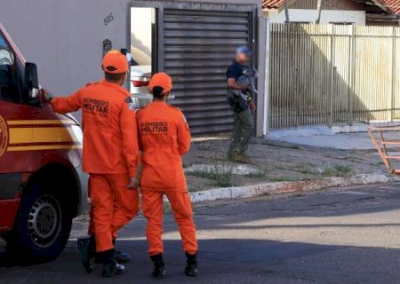 Rua interditada e negocia&ccedil;&atilde;o com policial do Bope em surto j&aacute; dura 5 horas