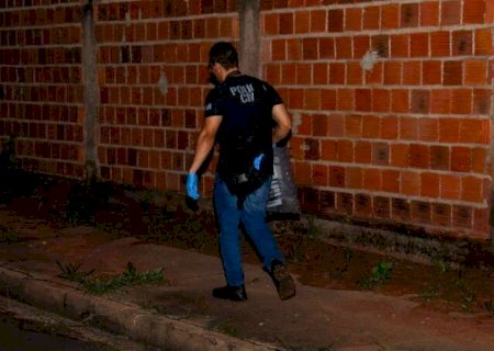 Suspeito de furtos morre ap&oacute;s tentar atirar em PMs