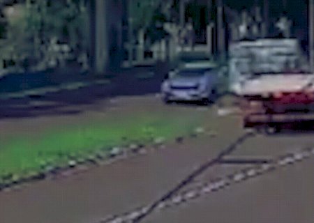Em tentativa de retorno, dois carros colidem e deixam tr&acirc;nsito lento em avenida