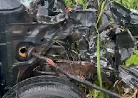 Acidente entre carro e carreta destr&oacute;i SUV e deixa uma pessoa ferida