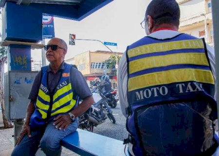 Com mototaxistas apagados por aplicativos, tem quem resista de domingo a domingo