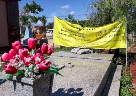 Com faixa em t&uacute;mulo, fam&iacute;lia denuncia "descaso" com cemit&eacute;rio da Capital