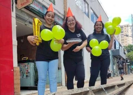 Com direito a bolo e bal&otilde;es, empres&aacute;rio comemora m&ecirc;svers&aacute;rio de poste ca&iacute;do
