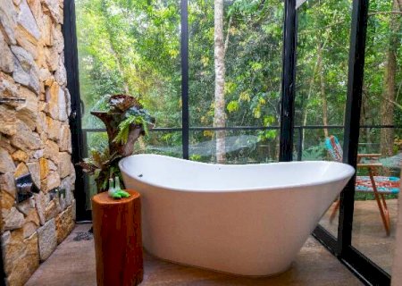 Amigos compartilham lugar de paz com cabana, natureza e alpacas