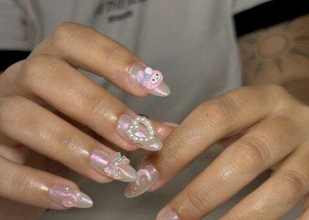 De tamanhos e texturas &lsquo;exageradas&rsquo;, unhas ganham at&eacute; piercing