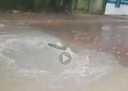 Esgoto jorra de tampa a poucos metros de esta&ccedil;&atilde;o da concession&aacute;ria