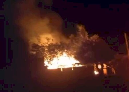 Casa de madeira fica destru&iacute;da ao ser consumida pelo fogo