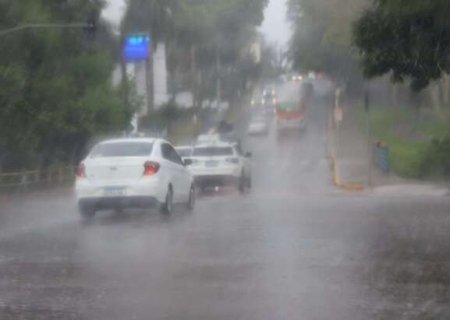 Pancada de chuva atinge Campo Grande nesta segunda-feira