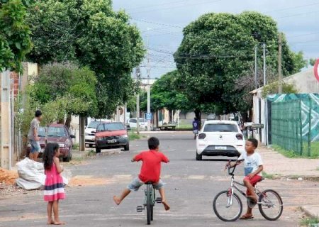Pais aprovam proibi&ccedil;&atilde;o de celulares nas escolas e valorizam inf&acirc;ncia "raiz"