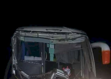 &Ocirc;nibus transportando pacientes bate em traseira de caminh&atilde;o e deixa 5 feridos