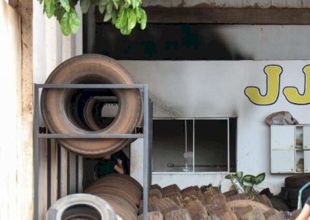 Escrit&oacute;rio de loja de pneus pega fogo e dona calcula preju&iacute;zo de R$ 50 mil