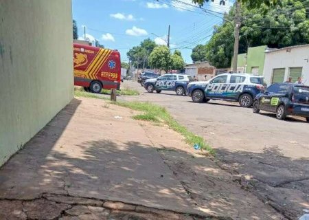 Homem morre na cal&ccedil;ada depois de ser esfaqueado no pesco&ccedil;o