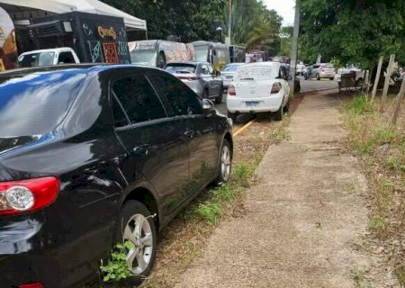 Carros nas cal&ccedil;adas durante feira &eacute; desespero para quem s&oacute; quer dia tranquilo