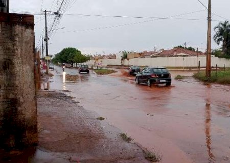 Ponto de alagamento na Rua da Divis&atilde;o volta a perturbar motoristas e vizinhos
