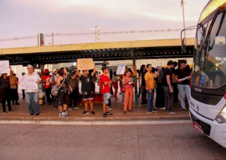 Contra tarifa de R$ 4,95, popula&ccedil;&atilde;o faz protesto no Terminal Moren&atilde;o