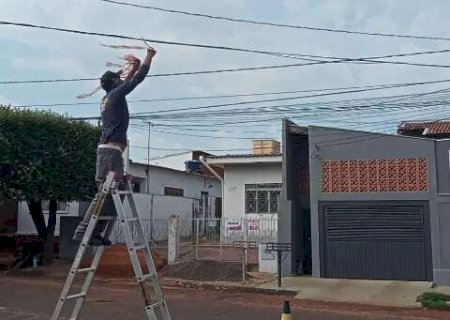 Caminh&atilde;o passa arrastando fia&ccedil;&atilde;o e sobra para morador fazer o reparo