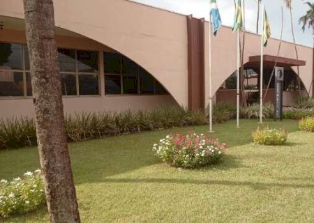 Prefeitura de Sidrol&acirc;ndia "fecha para balan&ccedil;o" por 100 dias e promete economia