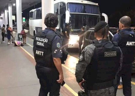 Respons&aacute;veis por imigrantes ilegais s&atilde;o autuados e 71 bolivianos liberados