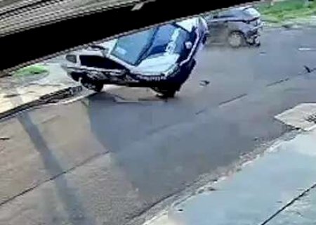 Viatura da PM capota ao colidir com HB20 em cruzamento do Santo Amaro