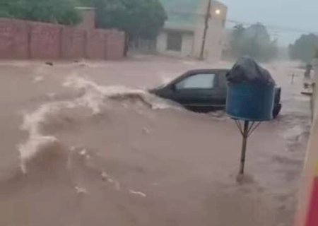Temporal alaga ruas e enxurrada &ldquo;engole&rdquo; carro  em Sonora