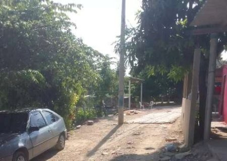 Poste inativo h&aacute; 13 anos &eacute; esquecido no meio da rua