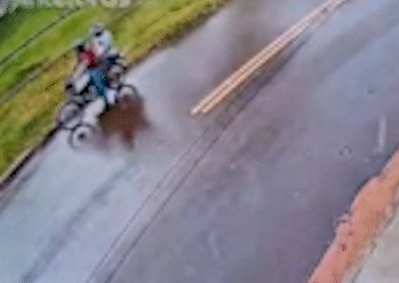 Ladr&otilde;es precisam de 20 segundos para levar moto estacionada