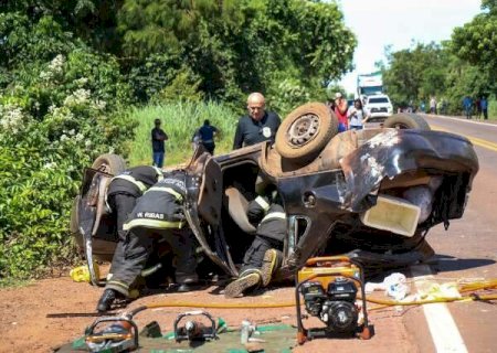 Voltando de Bonito, carro com fam&iacute;lia capota e motorista morre na BR-262