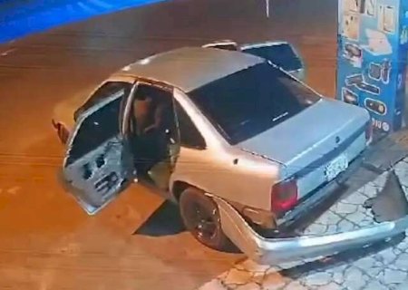 Ladr&otilde;es usam carro em marcha &agrave; r&eacute; para invadir e furtar loja de eletr&ocirc;nicos