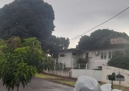 Al&eacute;m de buracos, fios soltos viram mais um obst&aacute;culo em rua da Capital